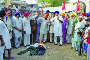 किसानों ने फूंका कैप्टन सरकार का पुतला
