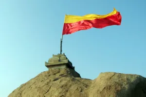 जम्मू-कश्मीर के बाद अब कर्नाटक चाहता है अलग झंडा