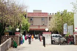 प्रसव पीड़ा से कराह रही महिला को अस्पताल से निकाला
