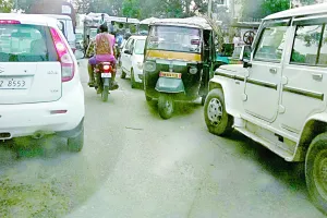 प्राईवेट बस चालकों की मनमानी से लगता है जाम