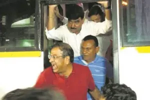 गुजरात कांग्रेस ने अपने 44 विधायकों को बेंगलुरु भेजा