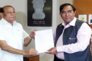 गुजरात में बिखर रही कांग्रेस, 3 और विधायकों ने दिया इस्तीफा
