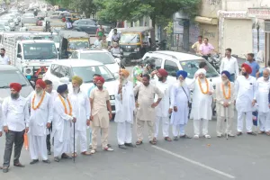 सड़कों पर उतरे स्वतंत्रता सेनानियों के परिवार