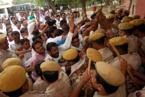 गुस्साए वकीलों का प्रदर्शन, पुलिसकर्मियों से झड़प