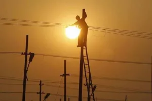 गर्मी में बिजली खेले आंख-मिचौली, शहर निवासी परेशान