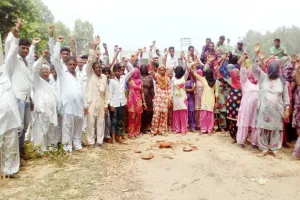 महिलाओं का मटका फोड़ प्रदर्शन