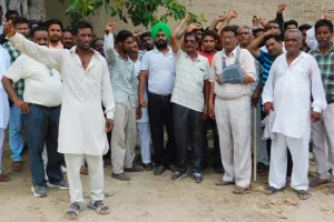 कर्मचारियों ने एक्सईएन के विरुद्ध किया प्रदर्शन
