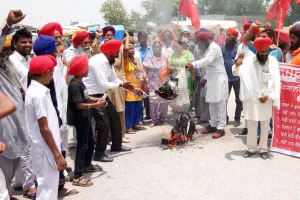 किसानों ने फूंका केंद्र व कैप्टन सरकार का पुतला