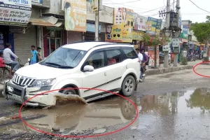 खड़े बरसाती पानी से सड़कों में पड़े गड्ढ़े