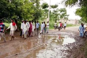 सड़क की खस्ता हालत के कारण राहगीर परेशान