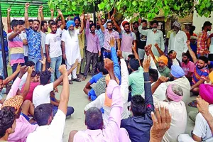 विकास कार्यों को लेकर ग्रामीण व सरपंच आमने-सामने