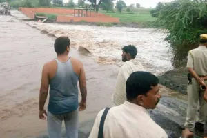 नदी के तेज बहाव में बह गए एसडीएम