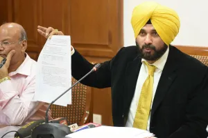सिद्धू ने चार अफसरों को किया सस्पेंड