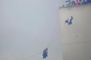 छठी मंजिल से छात्रा की नीचे गिरने से मौत