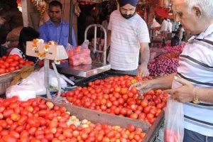 टमाटरों के बढ़े भाव से बिगड़ा सब्जी का जायका