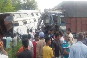 कंडक्टर की मौत, 25 यात्री घायल, तीन गंभीर