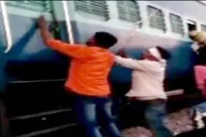 यूपीः चलती ट्रेन में मुस्लिम परिवार पर भीड़ का हमला