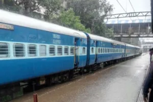 पटरियां क्षतिग्रस्त, मुंबई-दिल्ली मार्ग पर 13 घंटे बंद रहा रेल यातायात