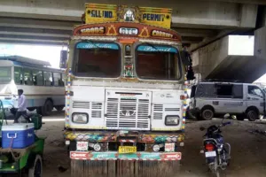 बाहर सो रहे परिवार को ट्रक ने कुचला, एक बच्चे की मौत