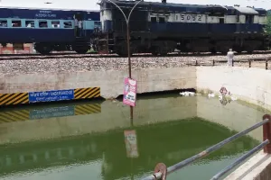 अंडर ब्रिज में जमा पानी ने बढ़ाई समस्याएं