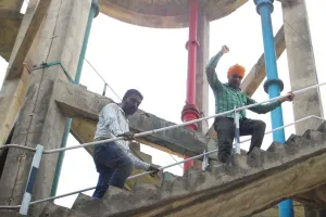 पेट्रोल की बोतल लेकर टंकी पर चढ़ा अध्यापक यूनियन का नेता