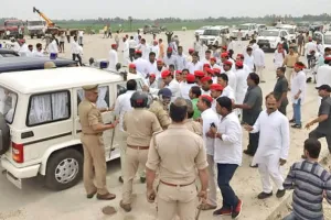 पूर्व MLA से मिलने जा रहे अखिलेश यादव को पुलिस ने हिरासत में लिया