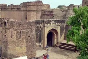 अपनी दुर्दशा पर आंसू बहा रहा प्राचीनतम भटनेर दुर्ग