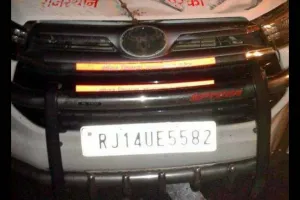 भैंस से टकराकर पलटी कार, एक की मौत