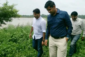 ब्यास नदी के किनारे बसे गांवों में जायजा लेने पहुंचे डीसी