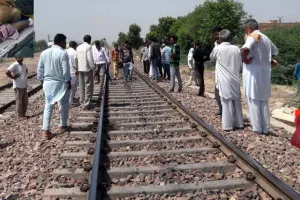 लाइन क्रॉस करते ट्रेन की चपेट में आया, मौत
