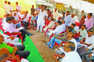 दुकानें रखी बंद, पुलिस व कृषि विभाग को कोसा
