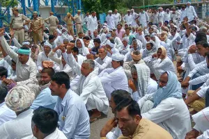 किसानों के साथ वार्ता बेनतीजा, हैड के पुल पर लगाया जाम