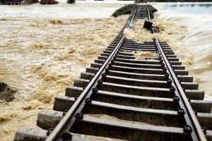 देश के 9 राज्यों में बाढ़ आैर भूस्खलन से तबाही, 99 की मौत