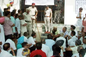 दुकानें बंद करके दिया बैंक के आगे धरना