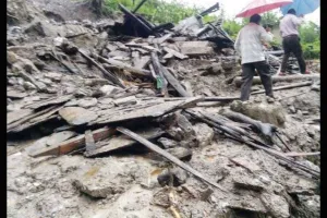 हिमाचल में भारी भूस्खलन, 2 बस खाई में गिरी, 30 की मौत की आशंका
