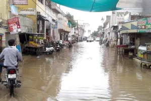 बरसात से सडकें हुई जलमग्न, राहगीर परेशान