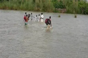 रावी नदी उफान पर, बाढ़ जैसे हालात बने