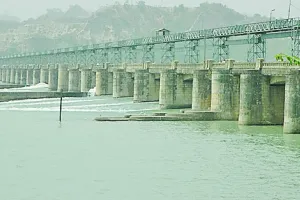 भारी बरसात से उफान पर सतलुज व स्वां नदी
