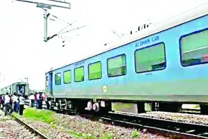 दौड़ती शताब्दी एक्सप्रेस दो हिस्सों में बंटी