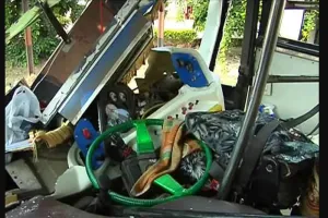 भयानक हादसा : रेत से भरे डंपर और प्राइवेट बस में टक्कर