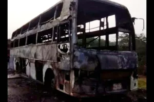 चलती बस में लगी आग, एक महिला और बच्ची जिंदा जले