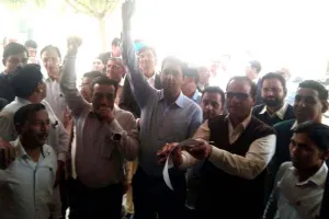 जिले भर के वकीलों ने रखा वर्क सस्पेंड