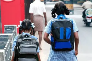 स्कूली बस्ते के बोझ तले सिसकता बचपन