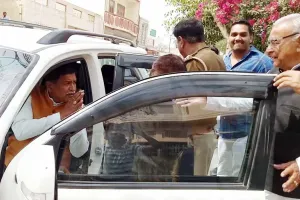 होली के रंग में सियासत की खुशबू!