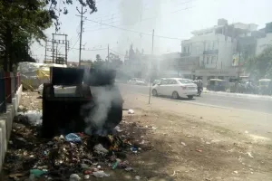 सुलग रहे डस्बीन, धुआं-धुआं हुई धर्मनगरी