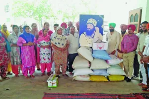 डेरा श्रद्धालुओं ने जरूरतमंद परिवार को बांटा राशन