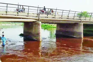 जहरीली हो गर्ईं नहरें, पानी में बहाया जा रहा कैमिकल
