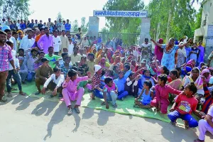 परिजनों व गांववासियों ने स्कूल को जड़ा ताला
