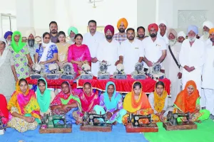 जरूरतमंद लड़कियों को वितरित की सिलाई मशीनें