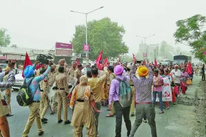 स्वास्थ्य मंत्री की कोठी का घेराव करने पहुंची आशाएं, पुलिस ने खदेड़ा